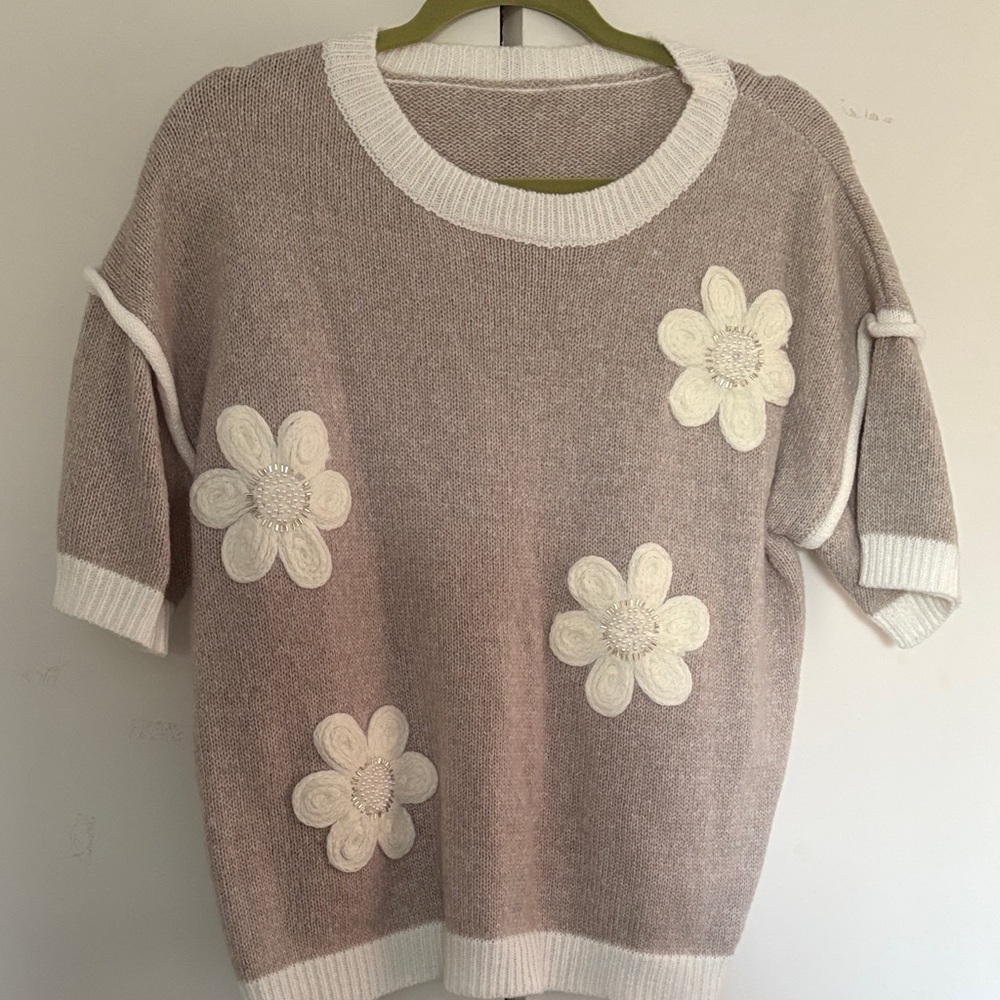 Short Sleeve Flower Appliqué Sweater - Cream Floral